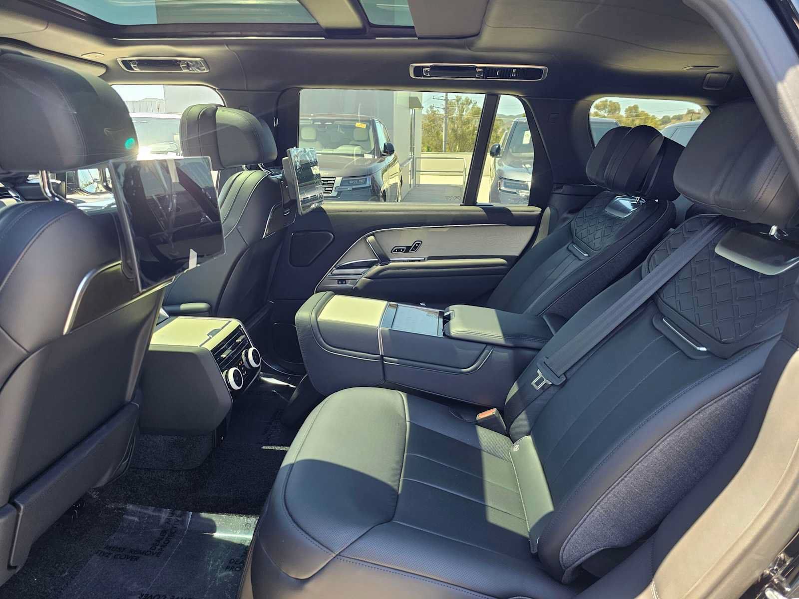 New 2025 Land Rover Range Rover SV AWD/4WD image 18