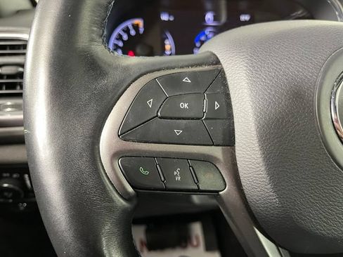 Used 2019 Jeep Grand Cherokee Laredo AWD/4WD image 21