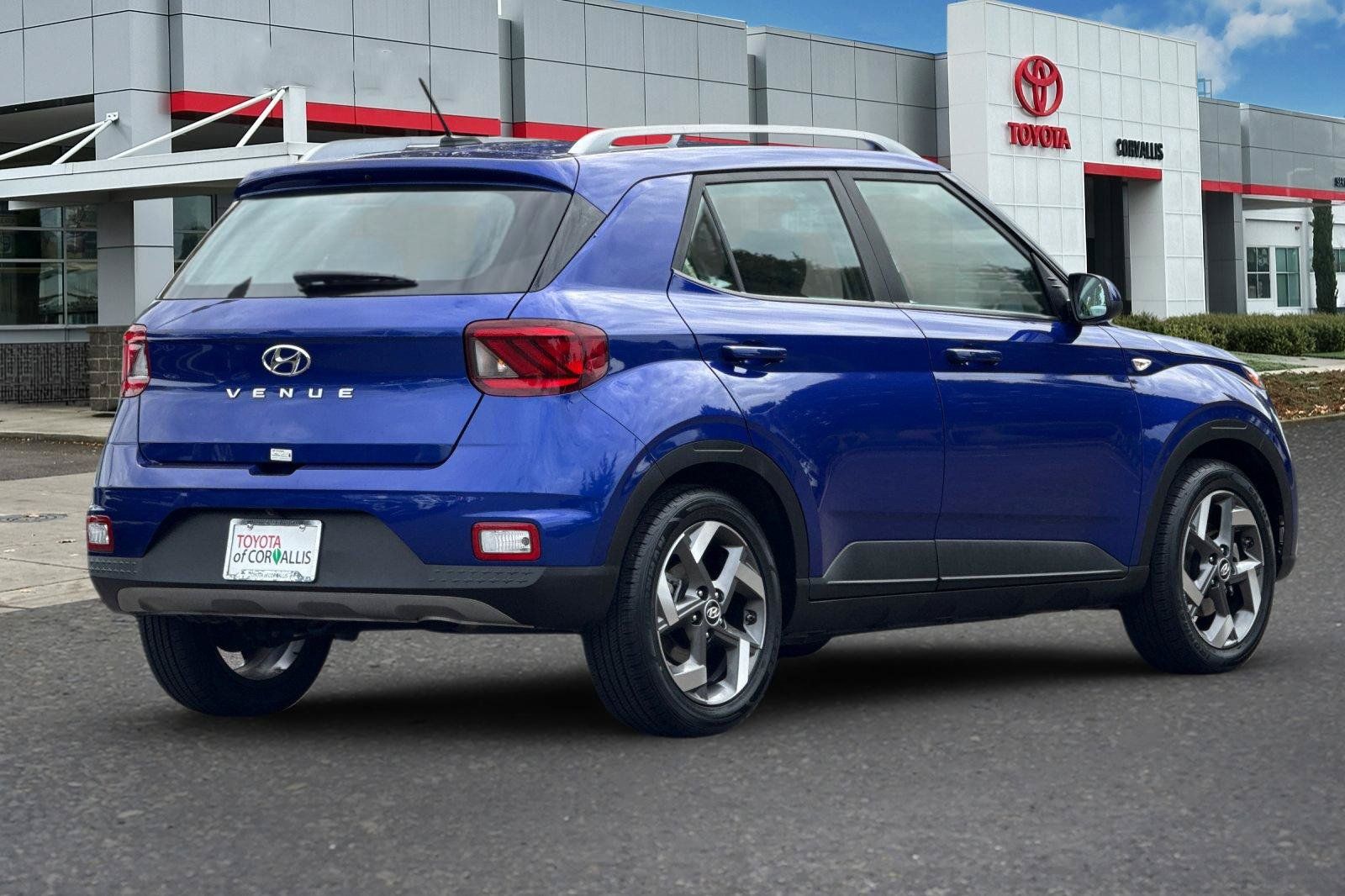 Used 2025 Hyundai Venue SEL FWD image 4