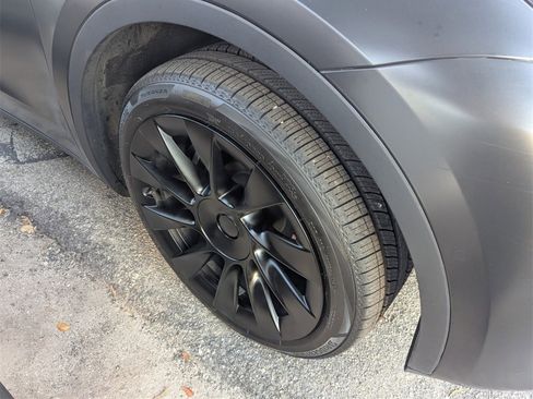 Used 2022 Tesla Model Y Long Range image 21