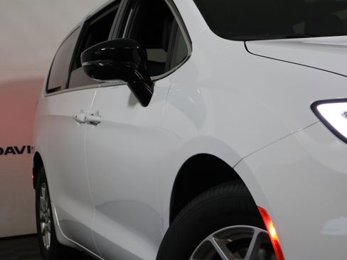 New 2026 Chrysler Pacifica Select image 3