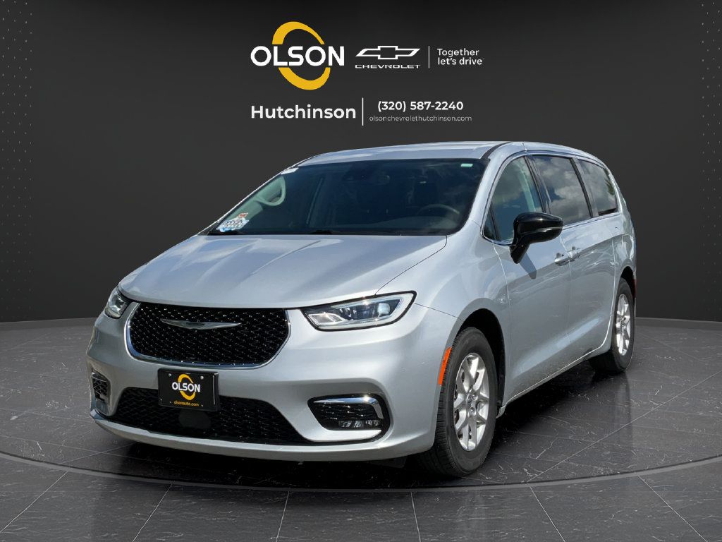 Used 2024 Chrysler Pacifica Touring-L FWD image 9