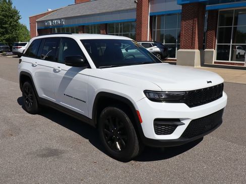 Used 2024 Jeep Grand Cherokee Altitude AWD/4WD image 4