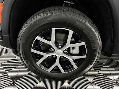 Certified 2024 Jeep Grand Cherokee Limited w/ Luxury Tech Group II image 11