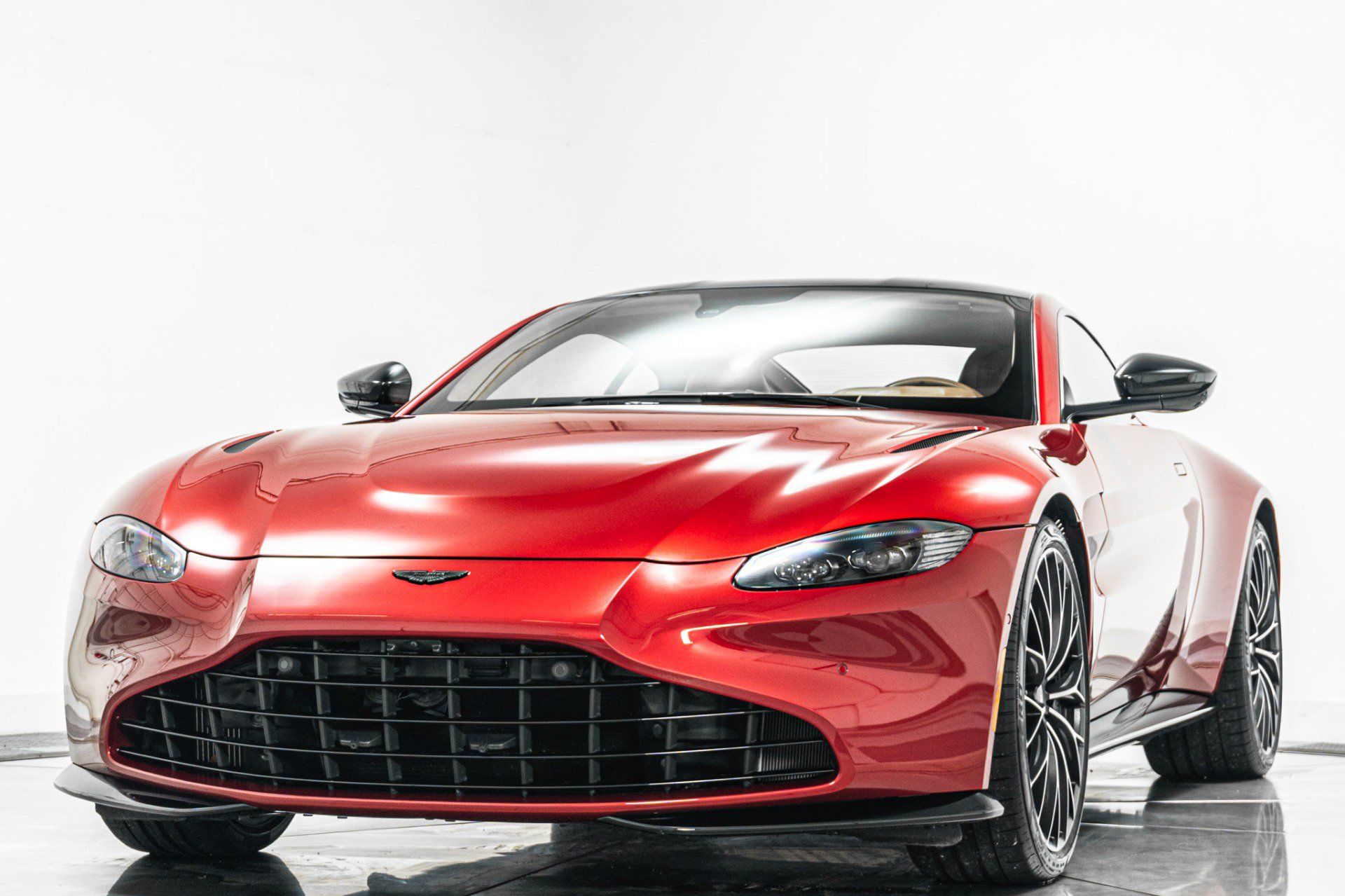 Used 2023 Aston Martin V8 Vantage Coupe RWD image 5