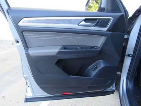 Used 2022 Volkswagen Atlas Cross Sport SE w/ Black Wheel Package image 11