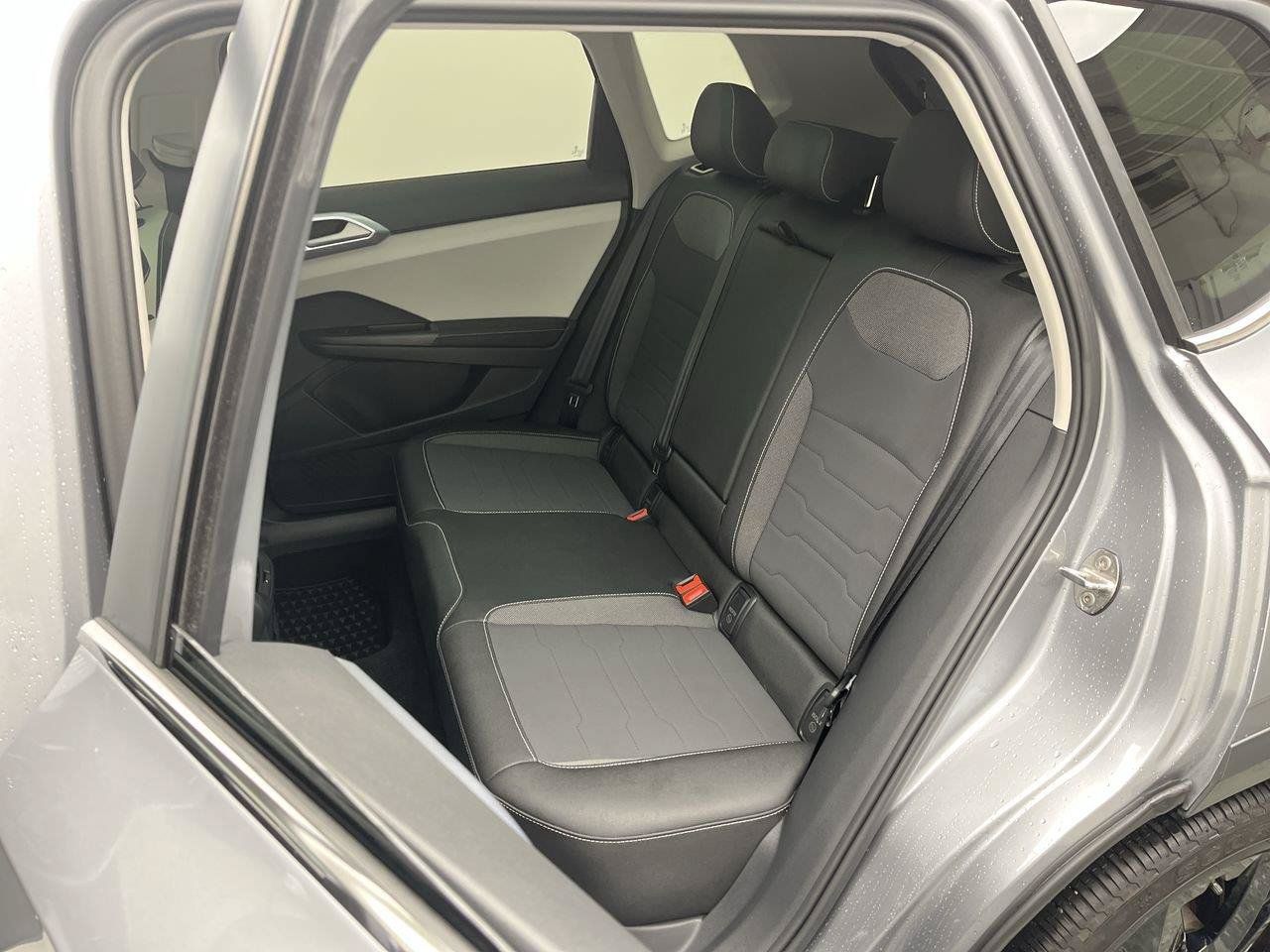 Used 2025 Volkswagen Taos SE FWD image 11