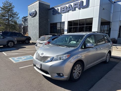 Used 2014 Toyota Sienna AWD image 3