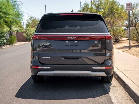 Used 2024 Kia Carnival EX FWD image 4