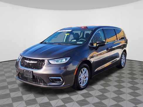 Used 2023 Chrysler Pacifica Touring-L image 2