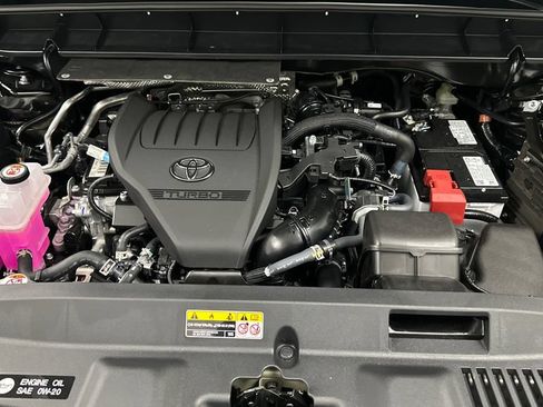 Certified 2024 Toyota Highlander XLE AWD/4WD image 11