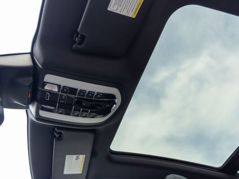 Certified 2025 Porsche Macan image 28