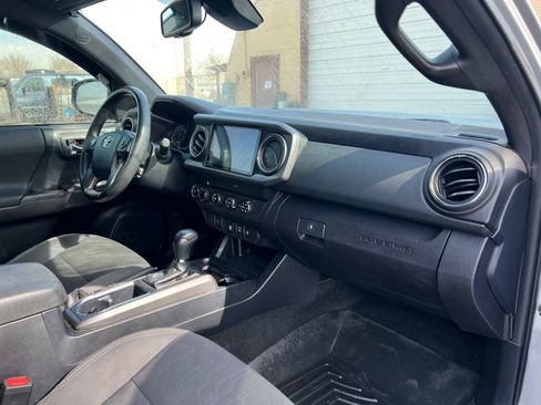Used 2019 Toyota Tacoma TRD Off-Road AWD/4WD image 16