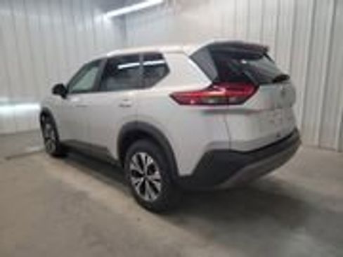 Used 2023 Nissan Rogue SV image 2