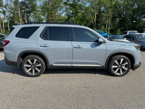 Used 2025 Honda Pilot Touring image 4