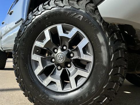Used 2019 Toyota Tacoma TRD Off-Road AWD/4WD image 9