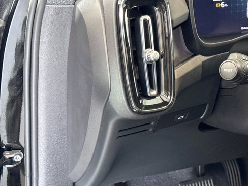 Used 2023 Volvo XC40 Recharge Plus image 10