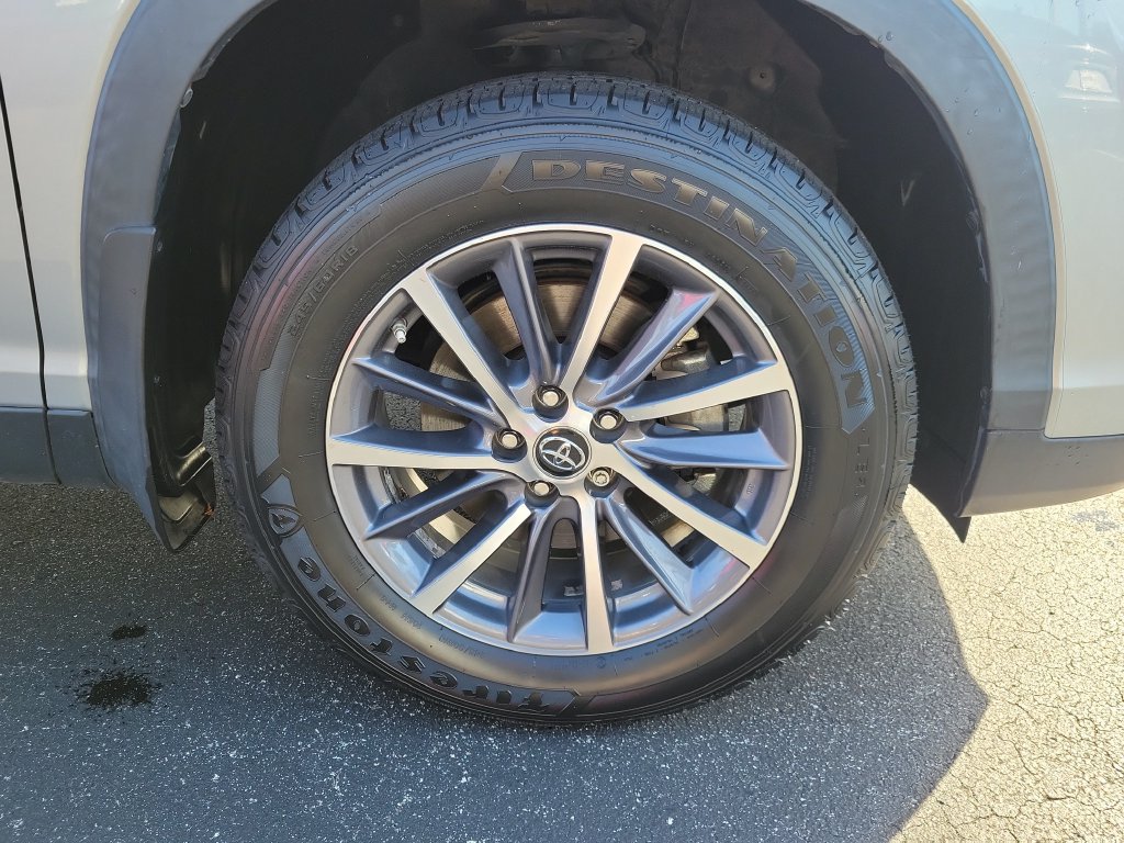 Used 2019 Toyota Highlander XLE FWD image 6