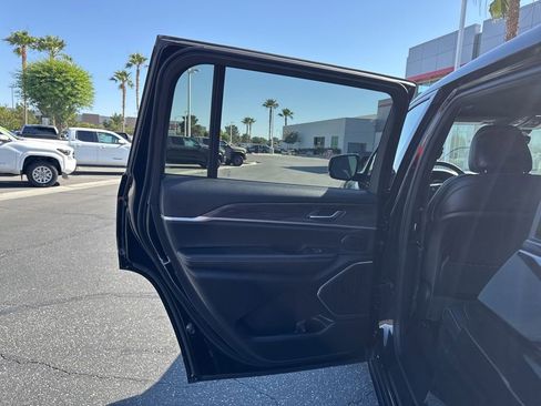 Used 2025 Jeep Grand Cherokee L Limited w/ Black Appearance Package AWD/4WD image 14