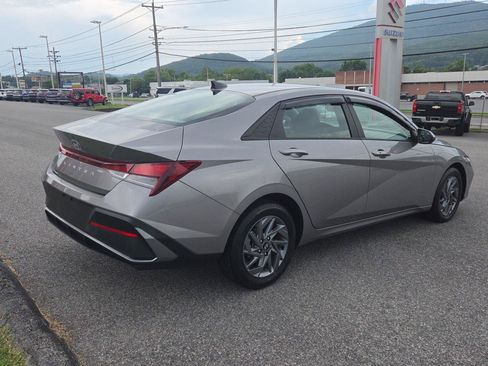 Used 2024 Hyundai Elantra SEL FWD image 3
