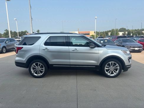 Used 2019 Ford Explorer XLT w/ Equipment Group 202A AWD/4WD image 4