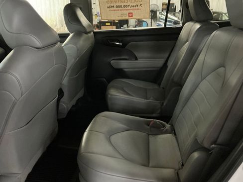 Used 2022 Toyota Highlander XLE AWD/4WD image 26