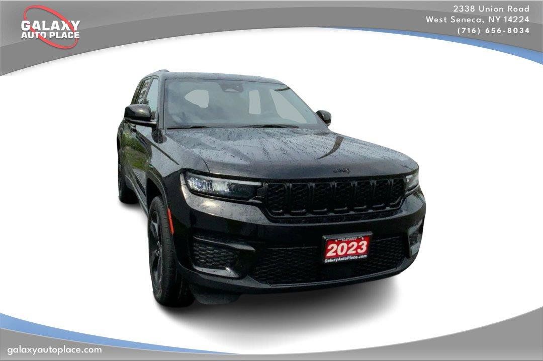 Used 2023 Jeep Grand Cherokee Altitude AWD/4WD image 3