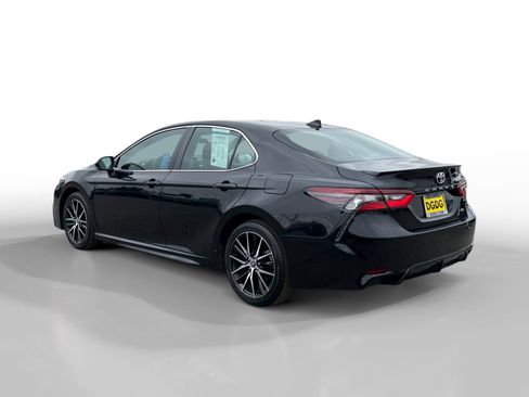 Used 2023 Toyota Camry SE image 3