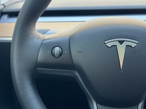 Used 2022 Tesla Model Y Long Range AWD/4WD image 18