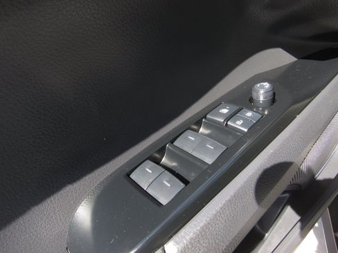 Used 2025 Toyota Camry XLE FWD image 20