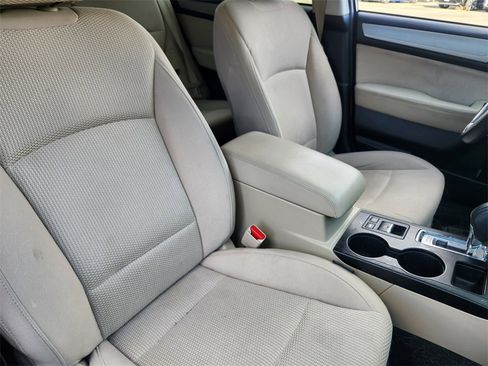 Used 2017 Subaru Outback 2.5i Premium image 11