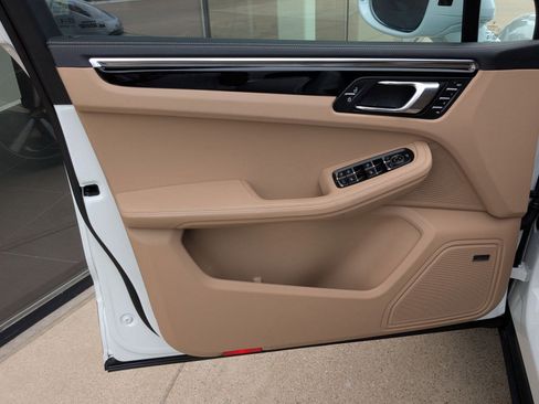 Certified 2026 Porsche Macan AWD/4WD image 13