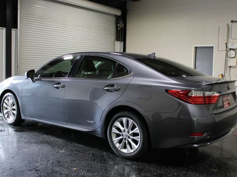 Used 2013 Lexus ES 300h w/ Luxury Pkg FWD image 5