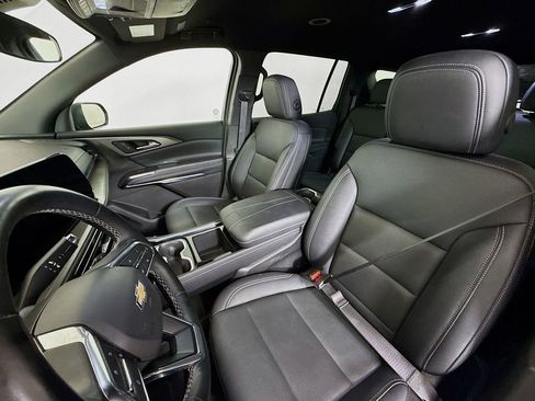 Used 2025 Chevrolet Traverse LT image 11