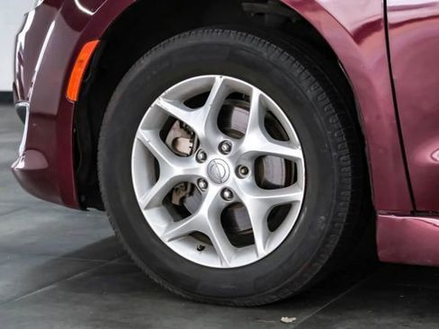 Used 2018 Chrysler Pacifica Touring Plus w/ Tire & Wheel Group FWD image 54