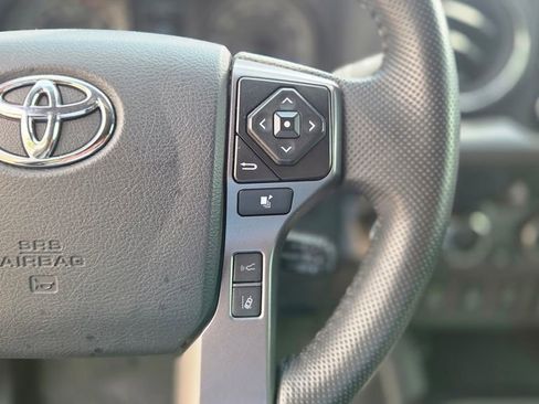 Used 2022 Toyota Tacoma TRD Off-Road w/ Technology Package AWD/4WD image 17