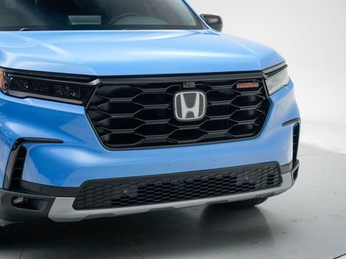 Certified 2025 Honda Pilot TrailSport image 24