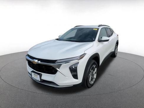 Used 2025 Chevrolet Trax LT image 7