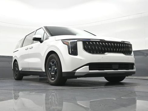 Used 2025 Kia Carnival FWD image 30