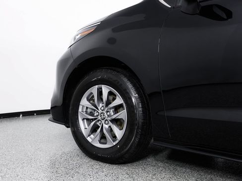 Used 2023 Toyota Sienna LE AWD/4WD image 6