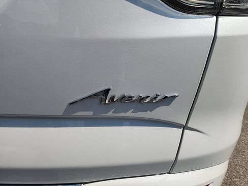 Used 2023 Buick Enclave Avenir w/ Avenir Technology Package FWD image 5