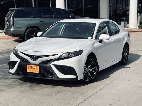 Used 2024 Toyota Camry SE image 9