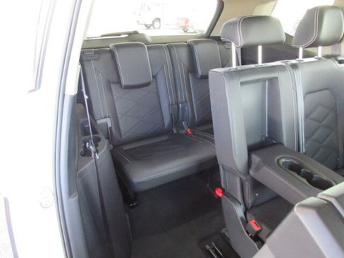 Used 2025 Volkswagen Atlas SE image 36