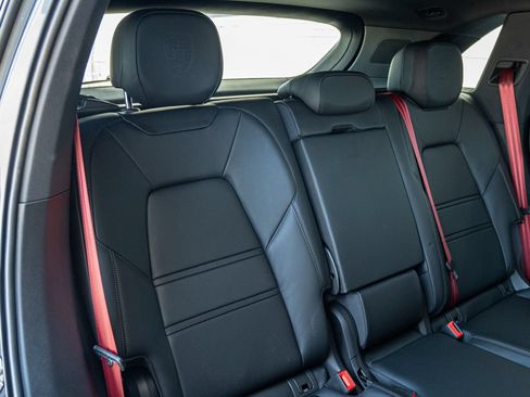 Certified 2026 Porsche Cayenne AWD/4WD image 18