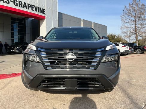 Used 2025 Nissan Rogue SV image 3