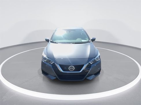 Used 2022 Nissan Versa SV image 3