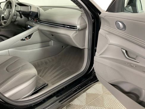 Used 2025 Hyundai Elantra SEL image 19