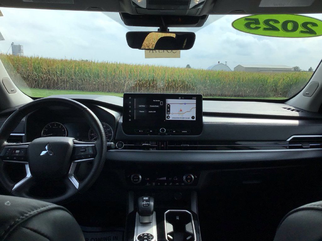 Used 2025 Mitsubishi Outlander AWD image 22