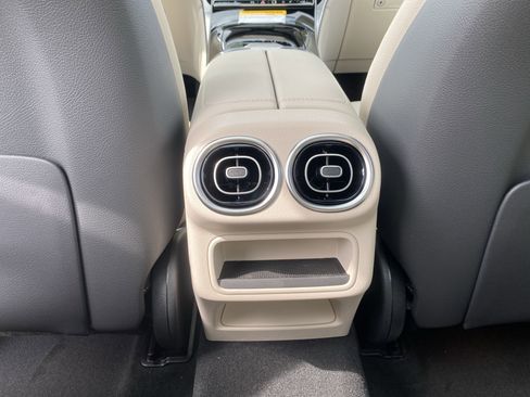 Used 2025 Mercedes-Benz GLC 300 4MATIC image 29