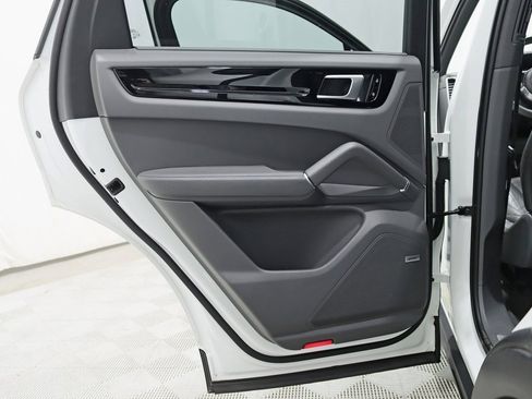 Used 2019 Porsche Cayenne image 32